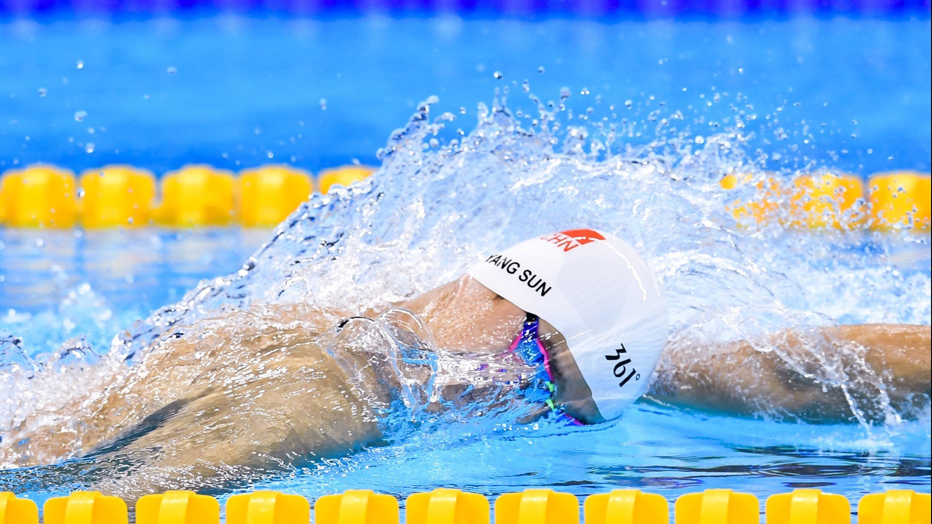 德国男子67公斤级举重选手在决赛中获得银牌，德国女子举重运动员